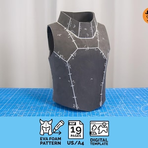 Peut inclure: Un patron en mousse EVA gris foncé pour une pièce de poitrine, avec des marquages blancs et un col. Le patron est posé sur une surface quadrillée bleue. Le texte de l'image indique : "EVA FOAM PATTERN", "19 PAGES", et "DIGITAL TEMPLATE".