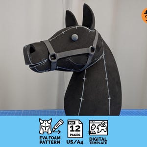 Peut inclure: Une sculpture de tête de cheval en mousse EVA noire avec un licol gris, des lignes de construction visibles et un détail d'œil circulaire. La base inclut des icônes pour un modèle numérique PDF de 12 pages et le format papier US/A4.