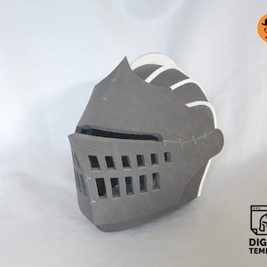 Puede incluir: Un casco de espuma gris con una cresta de espuma blanca. El casco tiene una visera con un patr&oacute;n de rejilla y est&aacute; dise&ntilde;ado para ser utilizado como accesorio de disfraz.