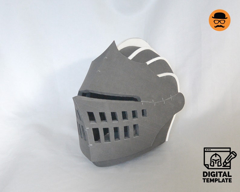 Puede incluir: Un casco de espuma gris con una cresta de espuma blanca. El casco tiene una visera con un patr&oacute;n de rejilla y est&aacute; dise&ntilde;ado para ser utilizado como accesorio de disfraz.