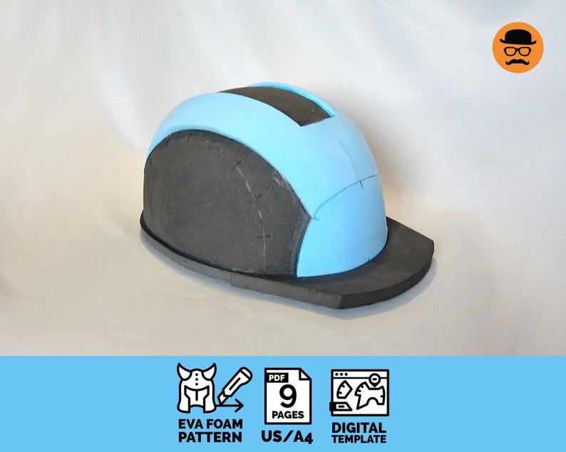 Op de afbeelding: Een handgemaakte EVA-schuimhelm in blauw- en grijstinten, met een zwarte klep. De helm is een digitaal sjabloon, met de tekst "EVA FOAM PATTERN" en "9 PAGES US/A4 DIGITAL TEMPLATE" zichtbaar.