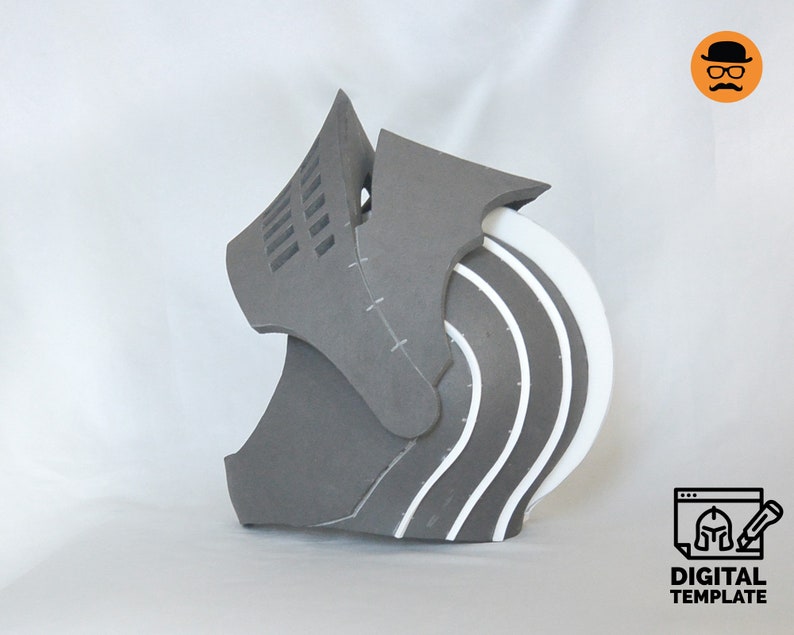 Puede incluir: Un casco de espuma gris con detalles de espuma blanca. El casco tiene un dise&ntilde;o segmentado con costuras visibles. El casco est&aacute; dise&ntilde;ado para cosplay o la fabricaci&oacute;n de utiler&iacute;a.