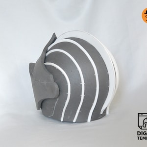 Puede incluir: Un casco gris y blanco con un dise&ntilde;o segmentado. El casco est&aacute; hecho de espuma y tiene un borde blanco alrededor de la parte superior.