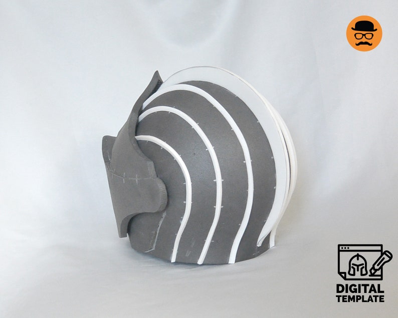 Puede incluir: Un casco gris y blanco con un dise&ntilde;o segmentado. El casco est&aacute; hecho de espuma y tiene un borde blanco alrededor de la parte superior.
