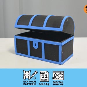 Peut inclure: Un coffre noir et bleu avec un couvercle à charnière, ouvert pour révéler l'intérieur. Le coffre est orné d'accents bleus. L'image comprend également le texte "EVA FOAM PATTERN", "11 PAGES" et "DIGITAL TEMPLATE".