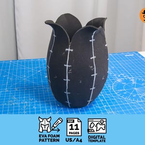 Puede incluir: Un patrón de espuma EVA negro en forma de tulipán con marcas blancas, sobre una esterilla de corte azul. La imagen incluye el texto "EVA FOAM PATTERN", "PDF 11 PAGES" y "DIGITAL TEMPLATE".