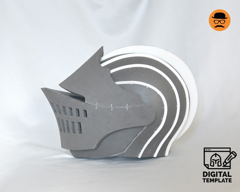 Puede incluir: Un casco de espuma gris y blanco con visera y superficie texturizada. El casco est&aacute; dise&ntilde;ado para ser utilizado como accesorio o disfraz.