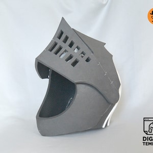 Puede incluir: Un casco de espuma gris con visera y m&aacute;scara de malla para la cara. El casco tiene una serie de recortes rectangulares en la parte superior y los lados. El casco est&aacute; dise&ntilde;ado para ser usado como disfraz.