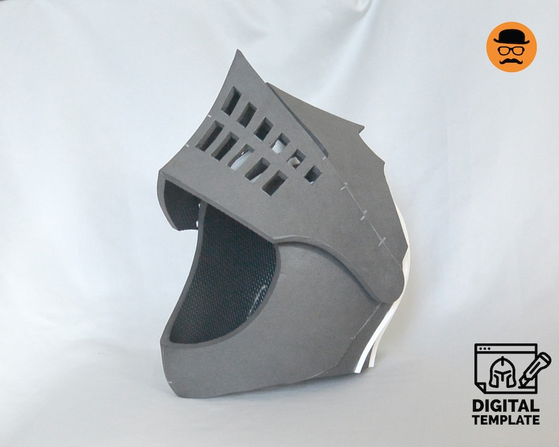 Puede incluir: Un casco de espuma gris con visera y m&aacute;scara de malla para la cara. El casco tiene una serie de recortes rectangulares en la parte superior y los lados. El casco est&aacute; dise&ntilde;ado para ser usado como disfraz.