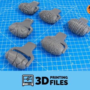 Op de afbeelding: Een set van zes grijze 3D-geprinte textuurrollers, elk met een uniek cilindrisch patroon, waaronder steen-, houtnerf- en organische texturen. Deze gereedschappen zijn ontworpen voor het maken van afdrukken in klei of boetseerklei.
