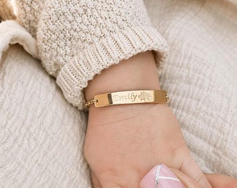 Pulsera de identificación personalizada para bebé, chapada en oro de 14k: Regalo para niña de las flores