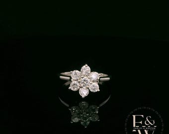 Anillo floral de plata y circonitas blancas de Swarovski