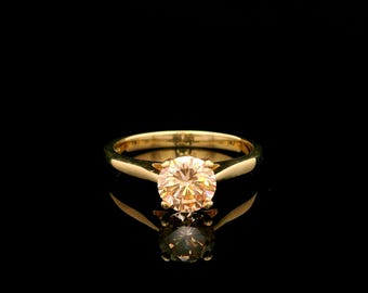 Anillo solitario de oro amarillo de 9 quilates con circonita cúbica color champán.