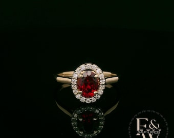 Anel com conjunto de rubis e diamantes cultivados em laboratório em ouro amarelo 9 quilates.