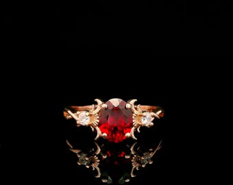 Anillo trilogía de rubí cultivado en laboratorio con diseño de banda retorcida y oro rosa de 9 quilates.