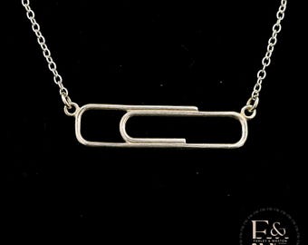 Collar grande de plata esterlina con clip para papel