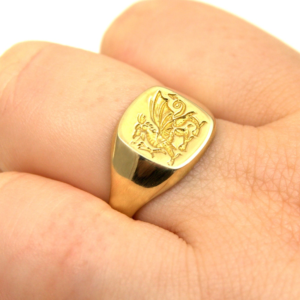 Vintage Men's Solid 9ct Yellow Gold Welsh Dragon Crest Signet Ring UK size V Jewellery Rings Signet Rings 