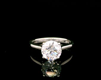 Anillo de oro blanco de 9 quilates con una sola piedra de circonita cúbica blanca de 2 quilates.