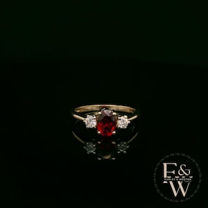 Anello Trilogy in oro giallo 9 carati con rubino e diamanti creati in laboratorio