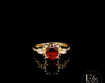 Anillo de oro amarillo de 9 quilates con diseño de banda retorcida y rubí cultivado en laboratorio en forma de trilogía.