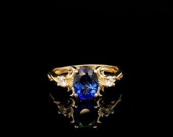 Anillo trilogía de zafiros cultivados en laboratorio con diseño de banda retorcida y oro amarillo de 9 quilates.