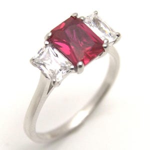 9 Karat Gold Smaragd Cut Cubic Zirkonia Rubin Trilogy Ring