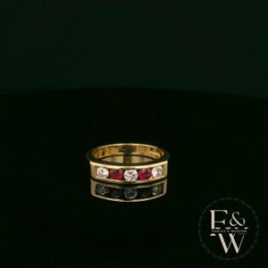 18 kt geelgouden rondgeslepen ring met robijn en diamanten