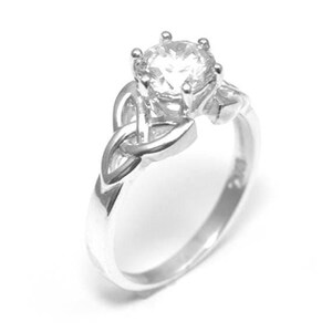 Anillo de plata maciza con circonita cúbica de 1 quilate y nudo de la Trinidad.