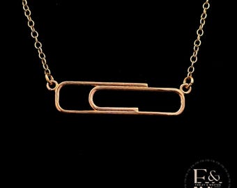 Collar grande con clip de papel de oro rosa de 9 quilates