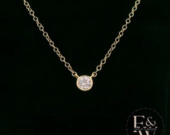 Collier moissanite en or jaune 9 carats avec une pierre