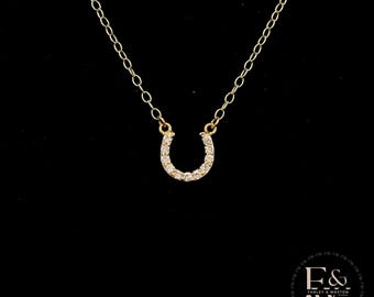 Collar con colgante de herradura de moissanita blanca en oro amarillo de 9 quilates