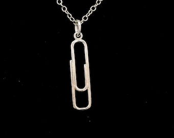 Colgante pequeño con forma de clip de papel en oro blanco de 9 quilates