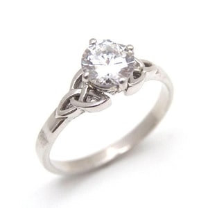 Anillo de nudo de la Trinidad de plata maciza con circonita cúbica blanca de 1 ct