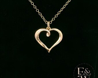 Colgante pequeño de corazón liso de oro amarillo de 9 quilates