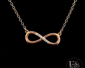 Colgante infinito de moissanita en oro rosa de 9 quilates