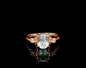 Anillo Aqua Trilogy de oro rosa de 9 quilates con diseño de vástago retorcido y diseño, elaborado en laboratorio.
