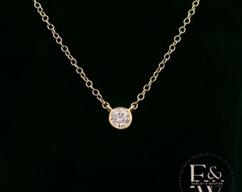 Collar con diamante cultivado en laboratorio de una sola piedra en oro amarillo de 9 quilates