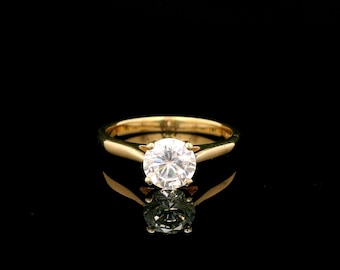 Anillo solitario de oro amarillo de 9 quilates con circonita cúbica blanca.