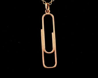 Colgante grande con forma de clip de papel en oro rosa de 9 quilates