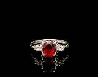 Anillo trilogía de rubí cultivado en laboratorio con diseño de banda retorcida y oro blanco de 9 quilates.