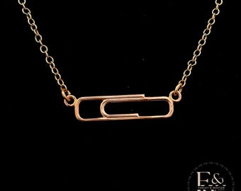 Collar pequeño con clip de papel de oro rosa de 9 quilates