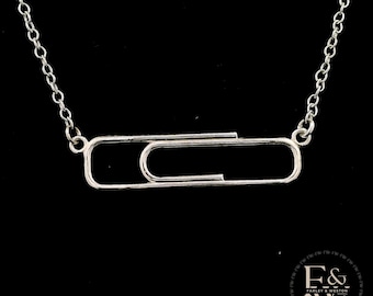 Collar grande con clip de papel de oro blanco de 9 quilates