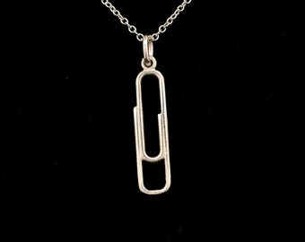 Colgante pequeño de plata de ley con forma de clip