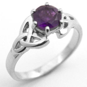 Anillo de plata de ley con nudo de la Trinidad engastado con una circonita cúbica de amatista de 1 quilate.