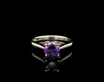 Anillo solitario de amatista y circonita cúbica en oro blanco de 9 quilates