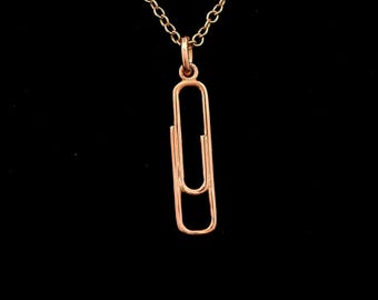Colgante pequeño con forma de clip de papel en oro rosa de 9 quilates