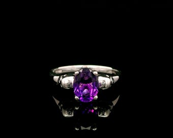 Anillo solitario de amatista con circonita cúbica y calavera en oro blanco de 9 quilates
