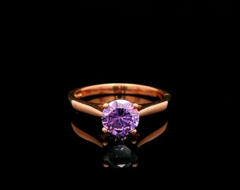 Anillo solitario de amatista y circonita cúbica en oro rosa de 9 quilates