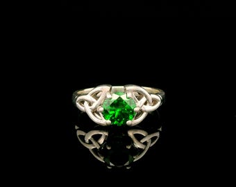 Anillo de plata de ley con circonita cúbica y esmeralda, con diseño celta.