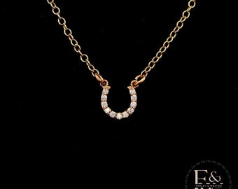 Collar con colgante de herradura de moissanita blanca y oro rosa de 9 quilates